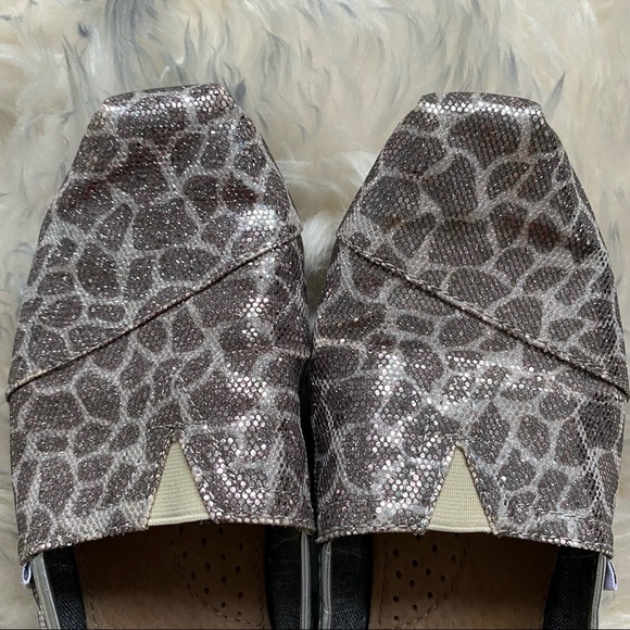 TOMS Giraffe Print Glitter size 8. In great condition - Picture 3 of 13
